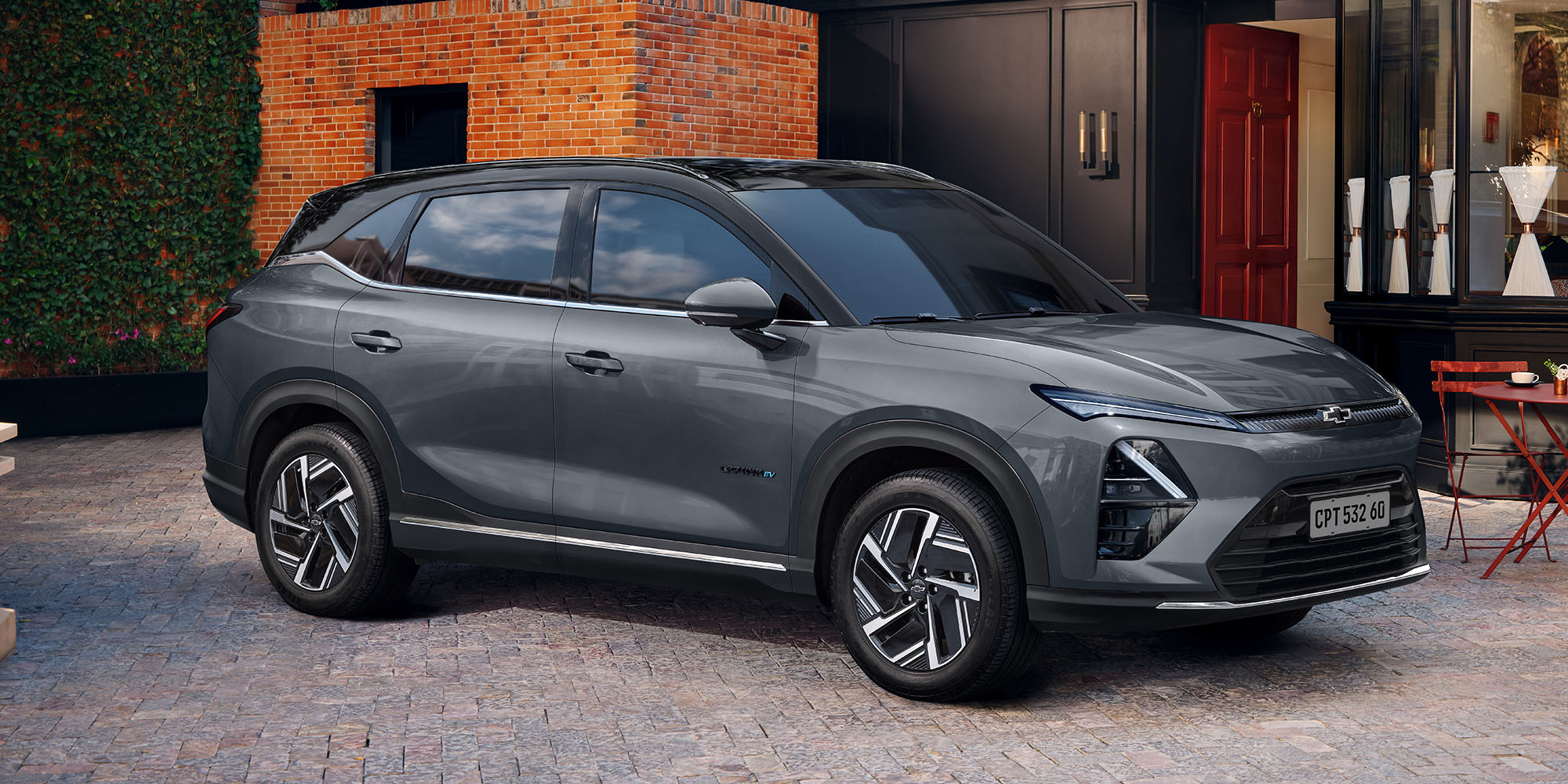 Nueva Chevrolet Captiva EV de color gris estacionada